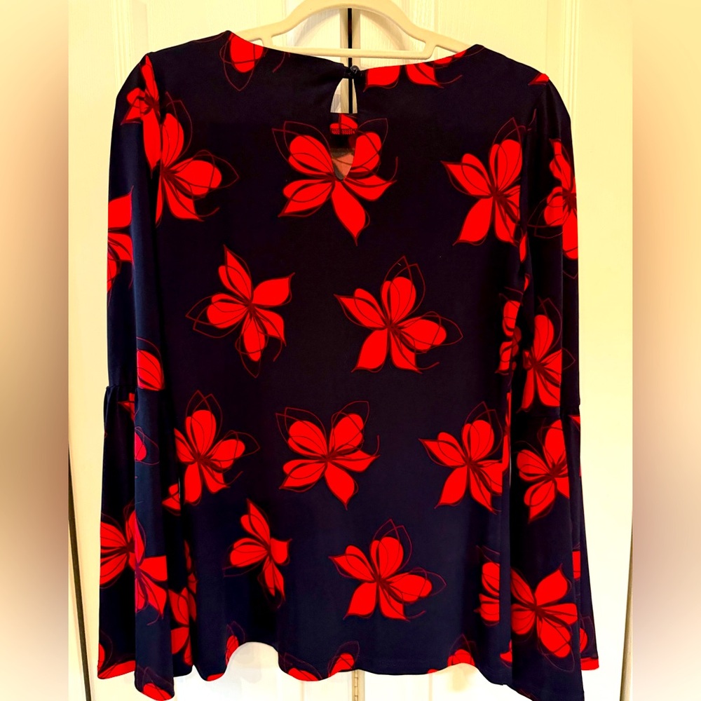 Joseph Ribkoff top, Bell Sleeves, Excellent condition.